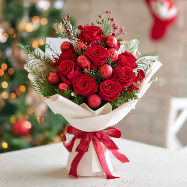 Christmas Red Rose Bouquet – Crimson & Pine Holiday Opulence